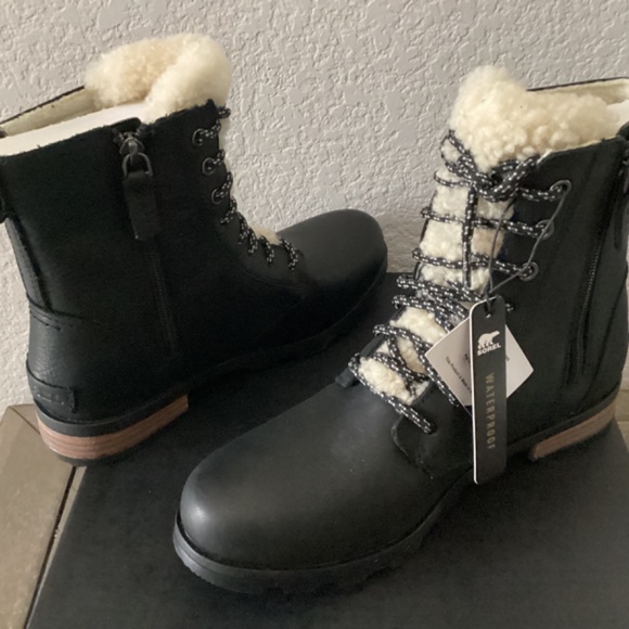 SOREL Emelie Genuine Shearling Short Lace-Up Boot (Women), size 8 - Picture 4 of 9